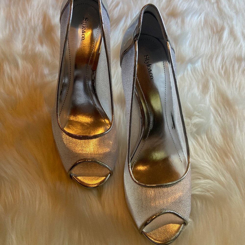 Style & CO Silver Pump